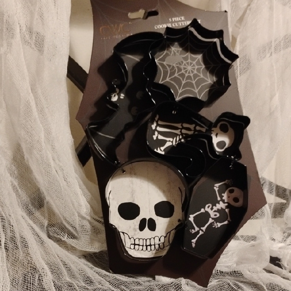 Cook With Color 5-Piece Halloween Cookie Cutter Set – Brand New 🎃🦇💀